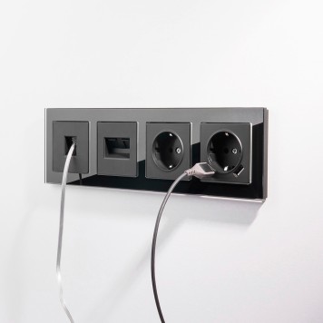 Розетка с заземлением, шторками и USBх2 Werkel черный матовый W1171508-7