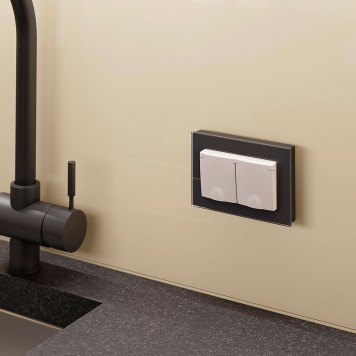 Розетка двойная влагозащищенная с заземлением, защитными крышками и шторками Werkel слоновая кость W1172203-2